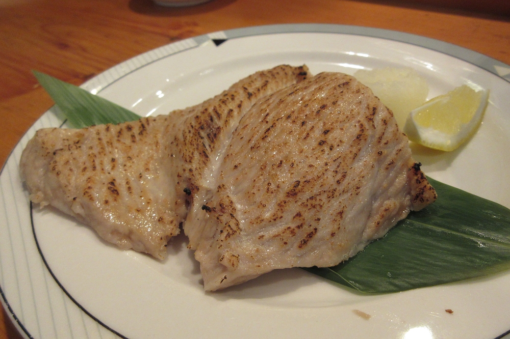 「マグロカマ焼」は1,320円(税込み)。大きさやマグロの種類で値段が変わる。ごはんセット(ご飯、お椀、香の物)は385円(税込み)