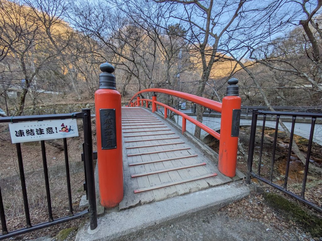 実際に渡ることもできる河鹿橋