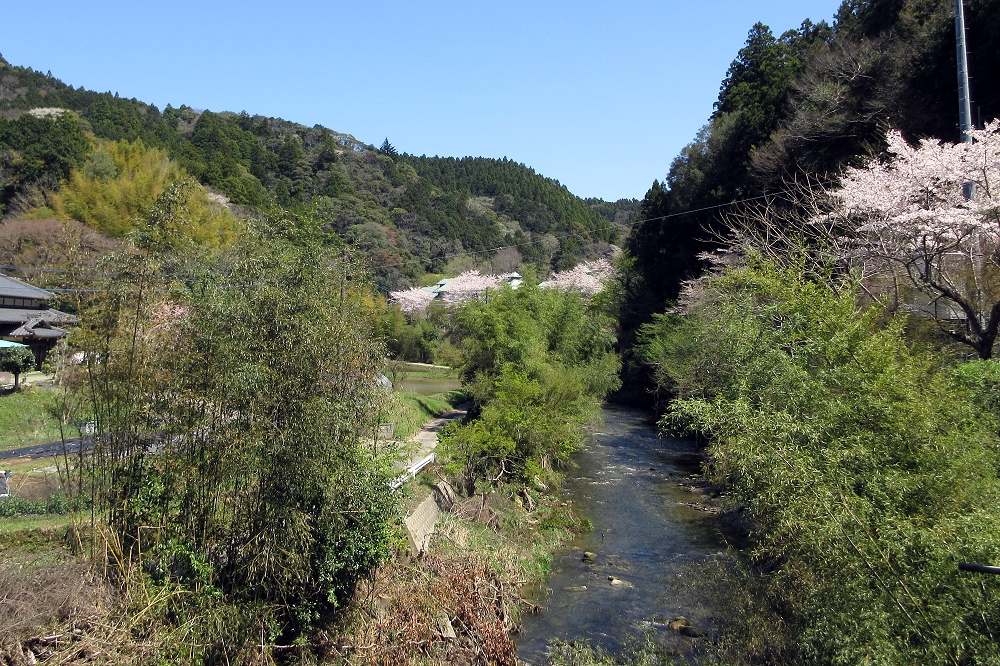 金神の滝までの道のりは、美しい山里風景を楽しめる