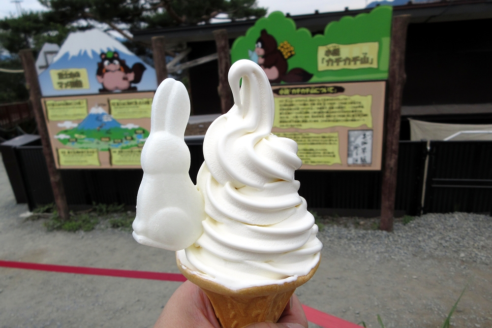 「うさぎソフト」500円(税込み)。ウサギのもなかは、カチカチ山に登場するウサギがモチーフに