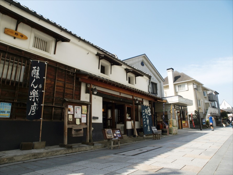 古い町並みが残る川越一番街の、蔵づくりの街並み