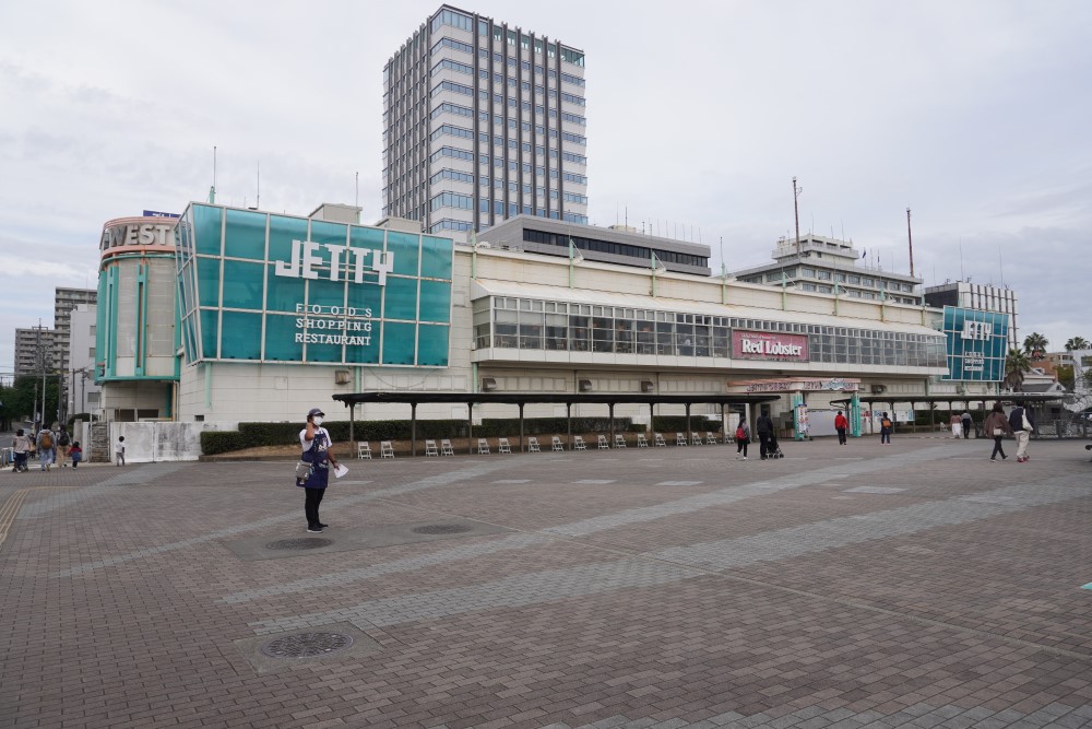 えびせん館は、WESTの1階にある