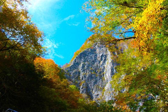 洞窟から出た後の青空がまぶしい