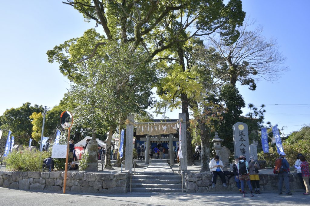 大宰府政庁跡駐車場から450mほどの距離にある「坂本八幡宮」