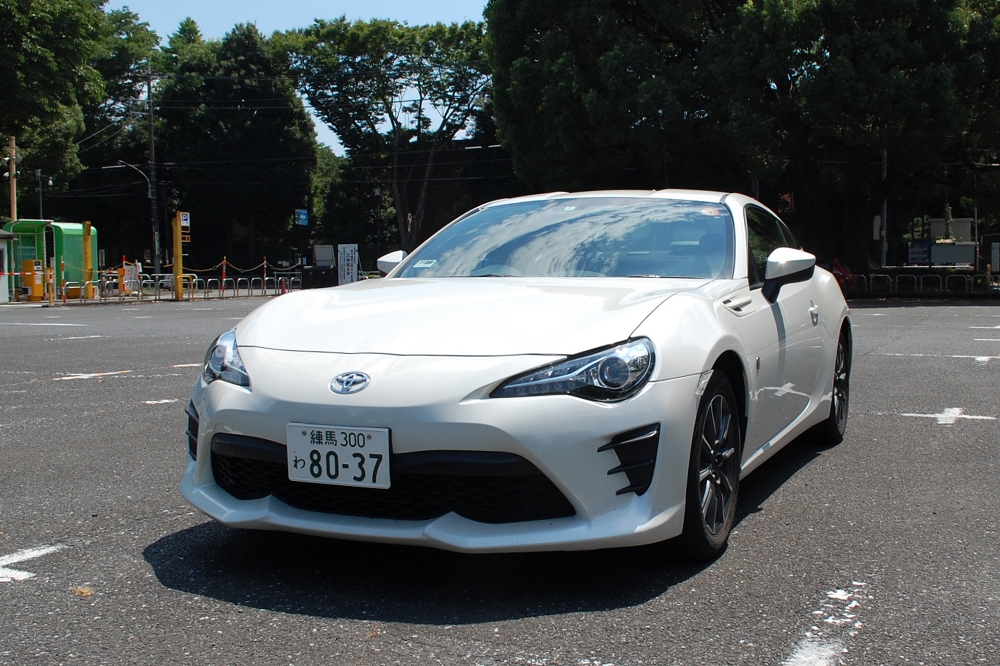 視界は広く、巧みなボンネットのデザインにより前方の車両感覚はつかみやすい