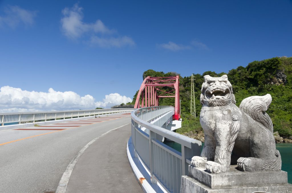 真っ赤な伊計大橋とシーサー。駐車スポットがあるので記念撮影もできる
