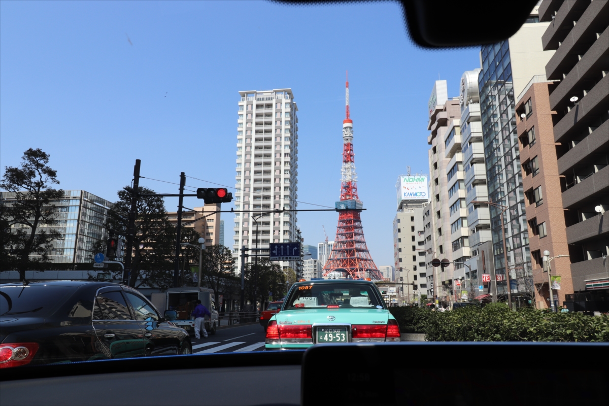 レインボーブリッジを降りて道なりに三田通りを走ると目の前に東京タワーが！