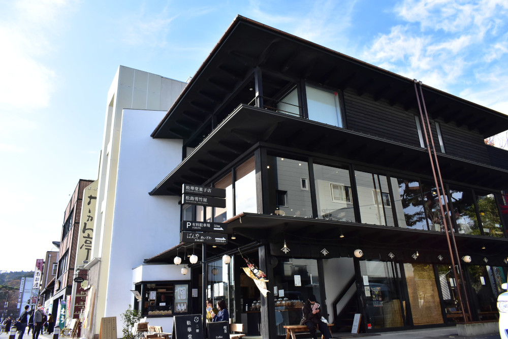 1階に「松島雪竹屋」、2階に「松華堂菓子店」がある