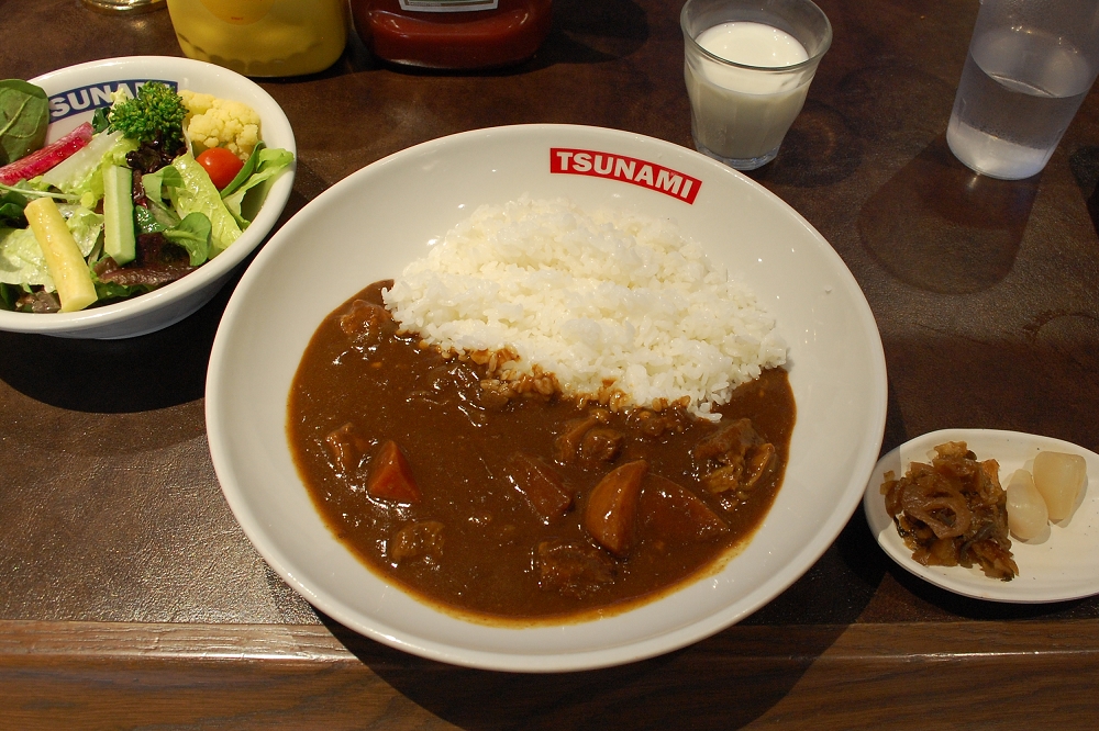 「よこすか海軍カレー」は、牛乳とサラダがセットで1,680円(税込み)