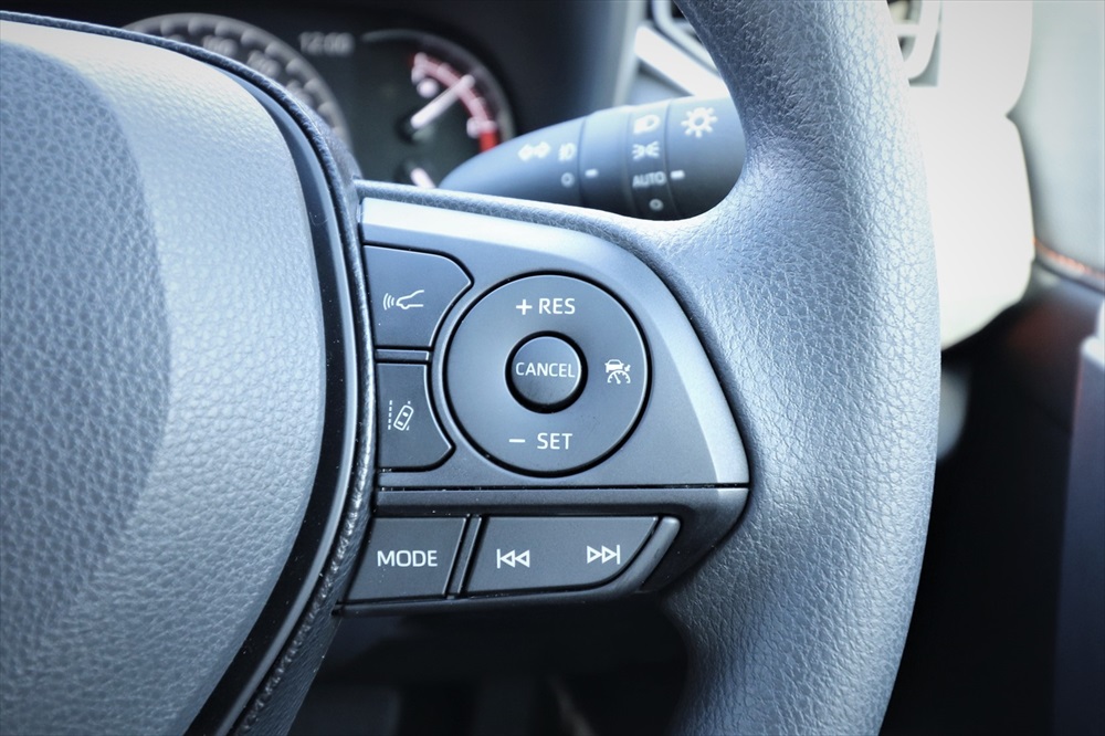 多くのクルマはハンドルのスイッチで操作する(写真:RAV4)