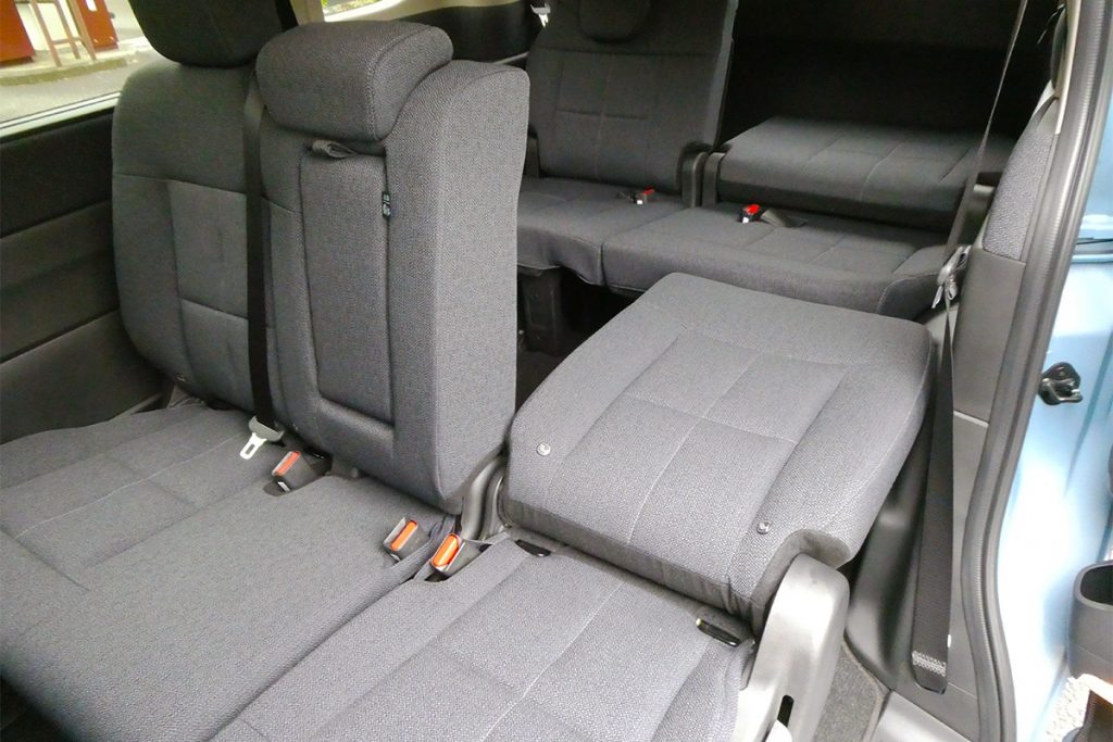  2列シートの6：4分割も便利で、乗員数や荷物の量、用途に合わせたシートアレンジができる 