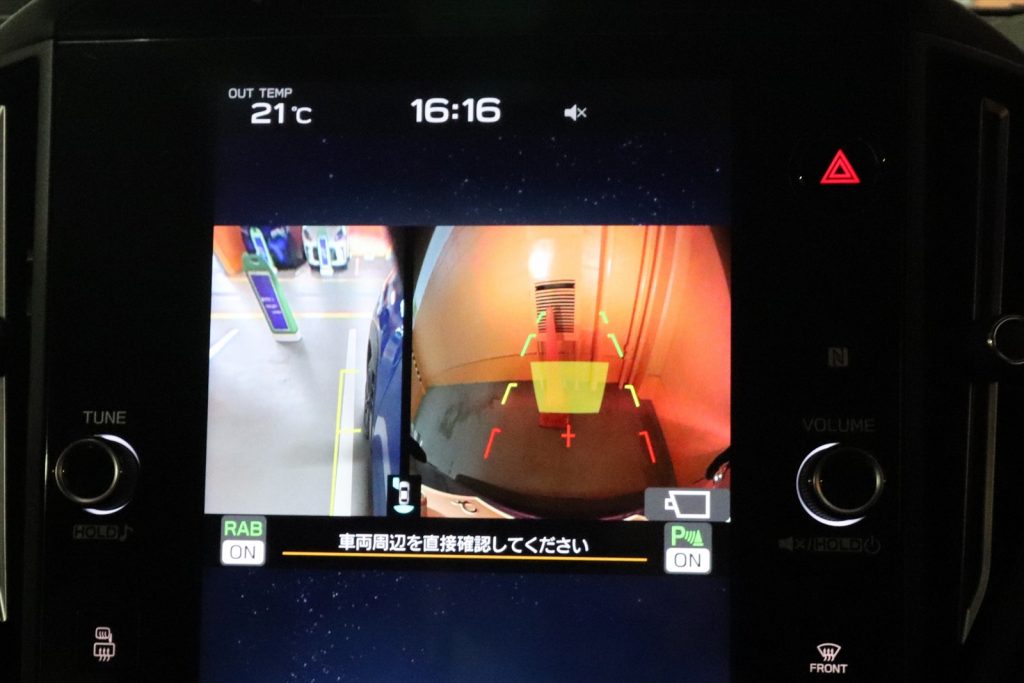 駐車時の画面はバックモニター+左側方モニターを表示