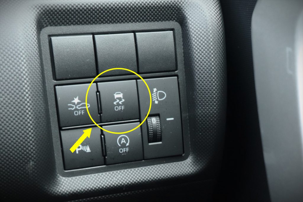 車両が滑っている様子を表すESPのスイッチ。特殊な状況でない限りOFFにしない