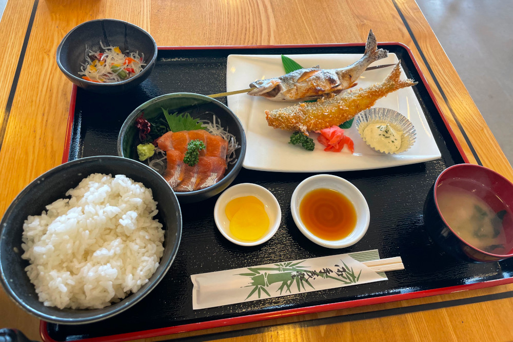 支笏湖チップ「スペシャルセット」2,400円（税込み）。刺身に塩焼き、フライと支笏湖チップを食べ尽くす