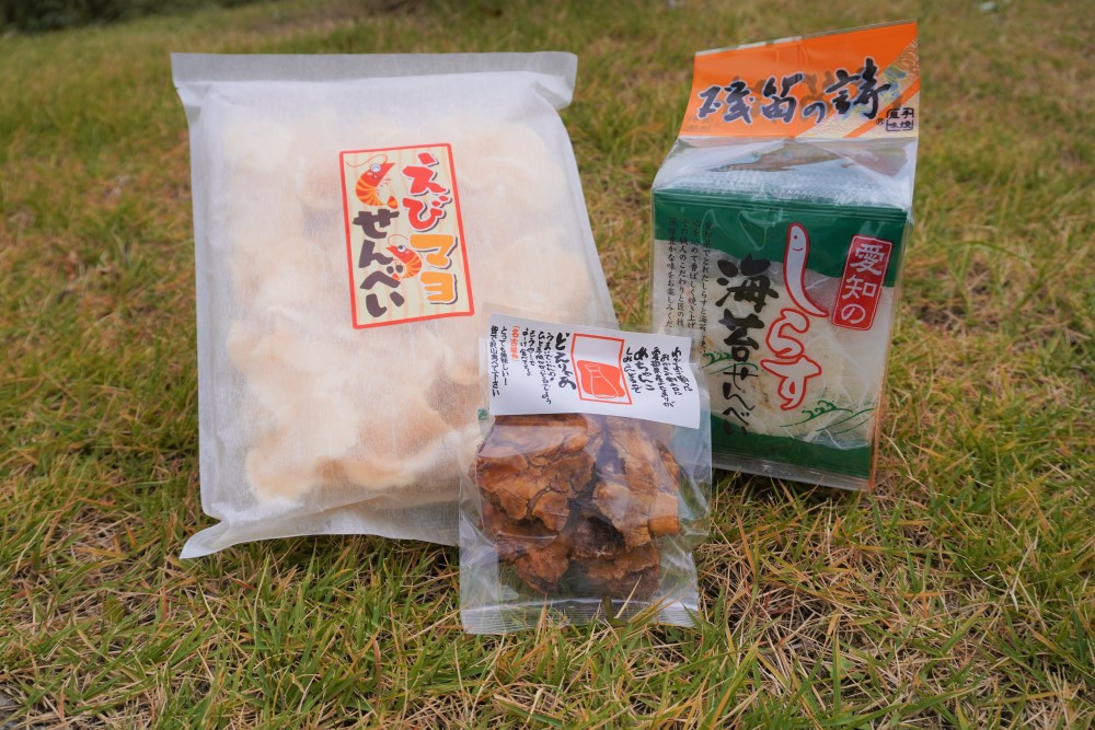 えびマヨせんべい(税込み430円)、愛知のしらす海苔せんべい(税込み540円)、たまりしょうゆせんべい(税込み130円)を購入