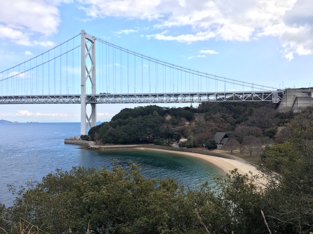 「大浜埼灯台」から見える「因島大橋」。エメラルドグリーンの海が美しい
