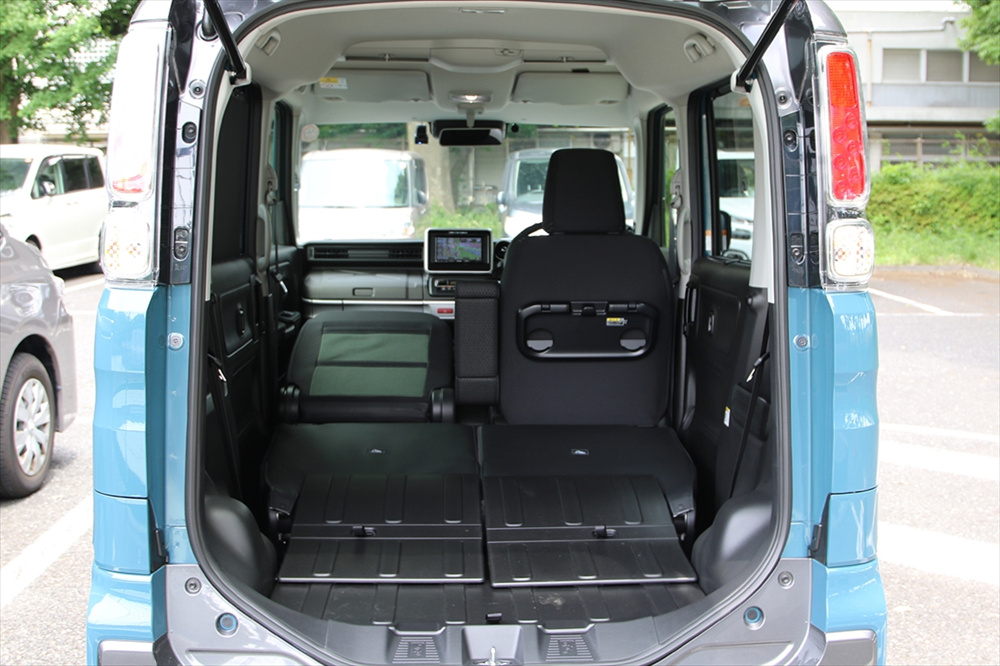 後席がフラットに格納できるだけでなく、助手席も倒れるので長い荷物も載せられる