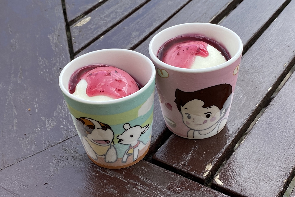 やぎミルクのアイスクリームは（税込み560円）。店外にはテラス席がある