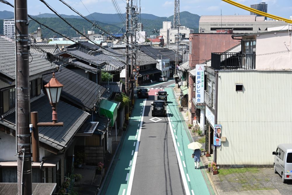 ウナギやそばなどの飲食店、アンティークショップや雑貨店が並ぶストリート