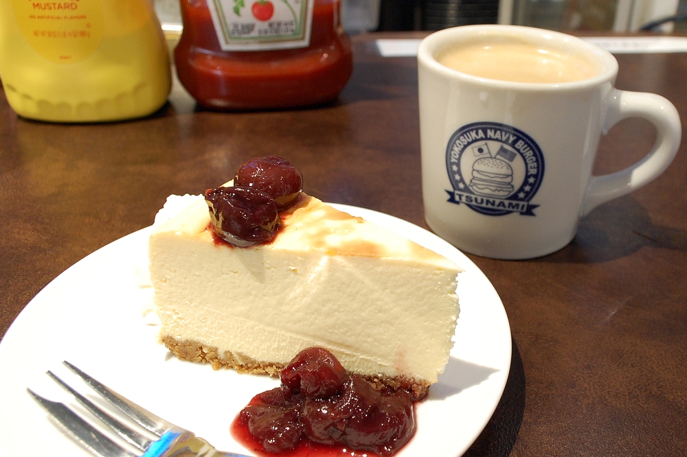 「チェリーチーズケーキ」935円。プラス220円でドリンクがセットにできる(共に税込み)