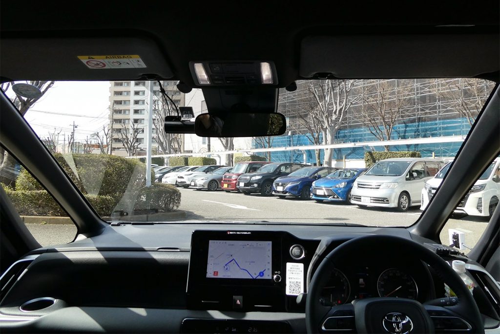 高めの目線と大きな窓による視界のよさはご覧のとおり。車両感覚も掴みやすい