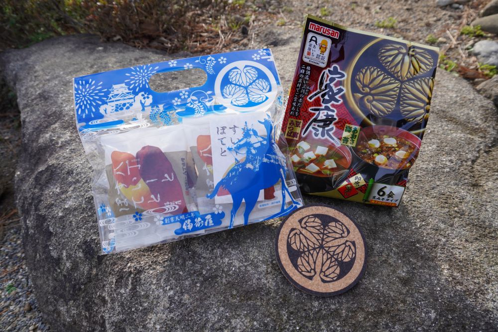 「八丁すいーとぽてと」777円、「即席赤だしみそ汁」356円、徳川家の三つ葉葵の紋が描かれたコースター163円(ずべて税込み)
