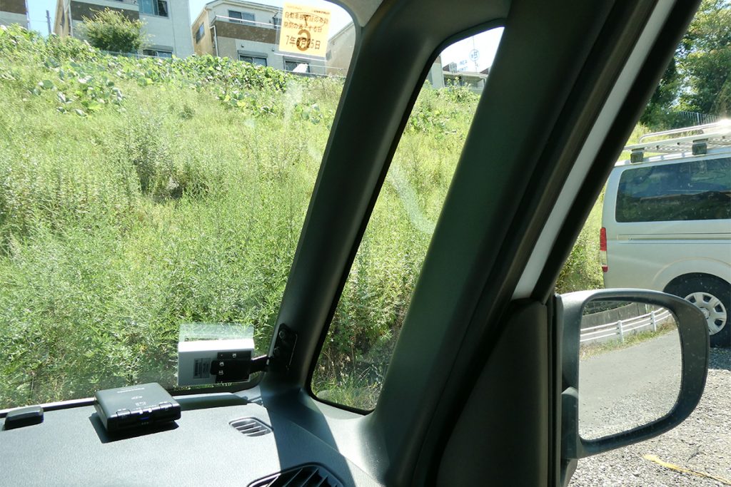 カーブや右左折での見えづらさを解消してくれるAピラー