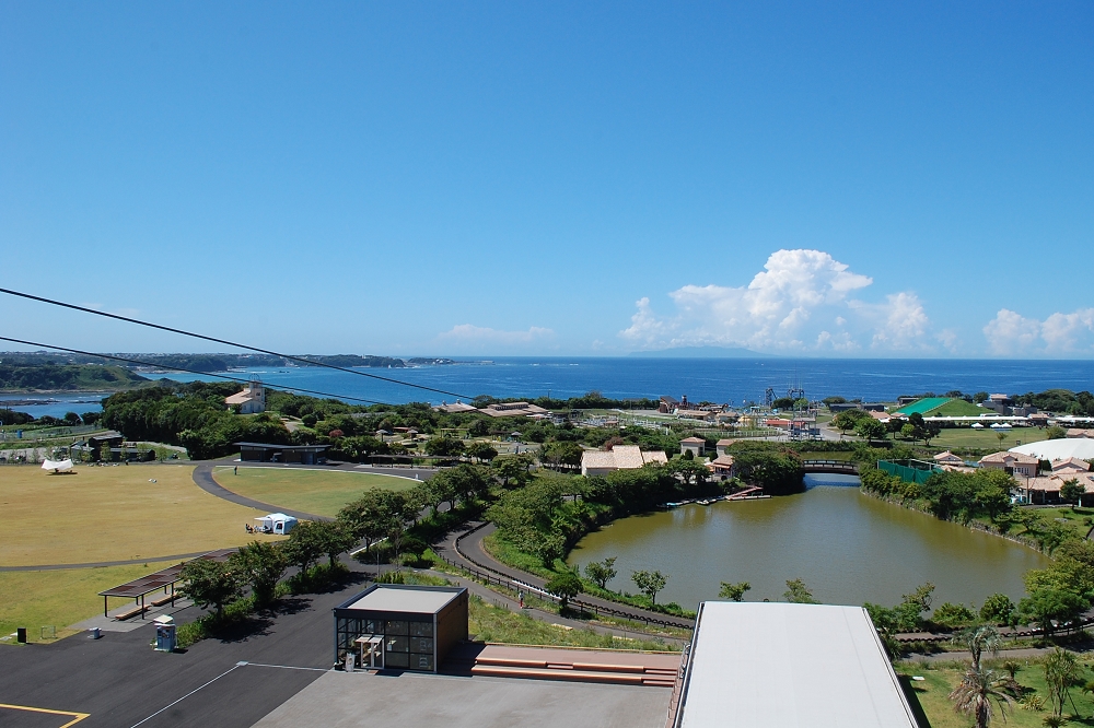 太平洋に向かって伸びるジップライン。ボート池の先まで続いている