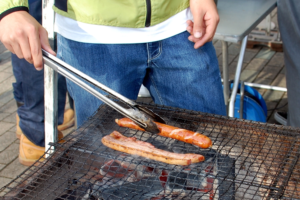 炭火焼きコーナーは「ローズマリーCAFE」の隣で営業している