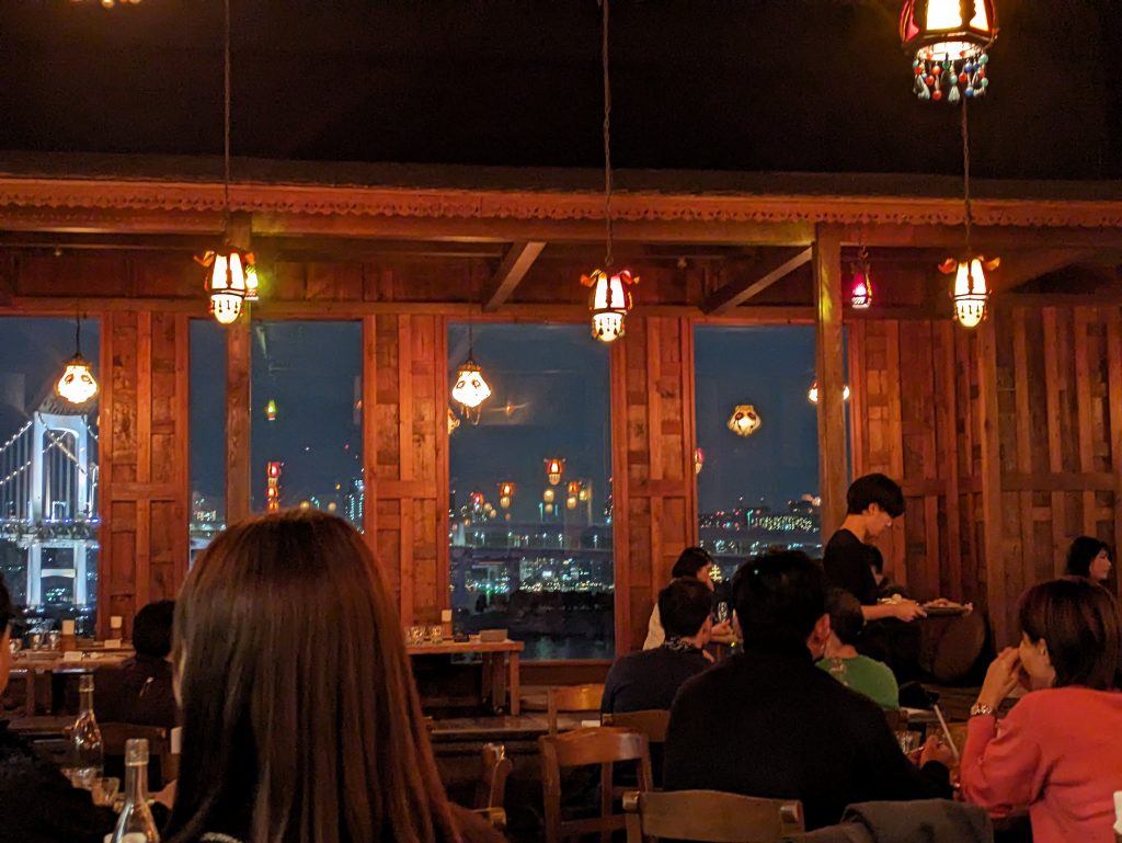 店内は広々としており、窓の外にはレインボーブリッジが見える。個室の用意もあるものの、要予約