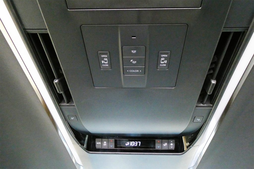 天井には「おもてなし集中スイッチ」が配置され、エアコンや電動スライドドア、照明の操作ができる