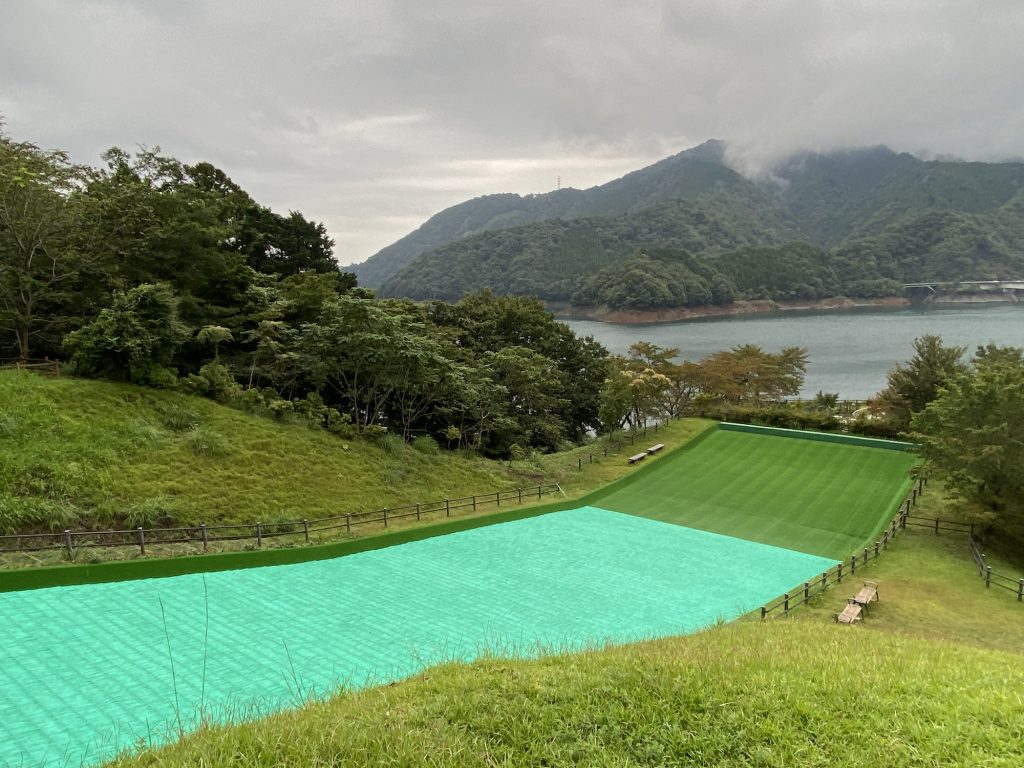 全長83メートル、最大斜度20度。宮ヶ瀬湖に向かう景色が楽しめるグラススライダー