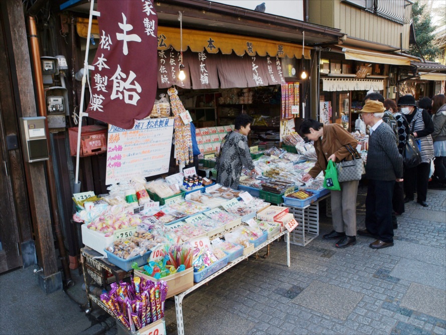 懐かしいお菓子がずらりと並ぶ「川越菓子屋横丁」