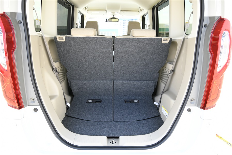  後ろシートを使用しているときの荷室 