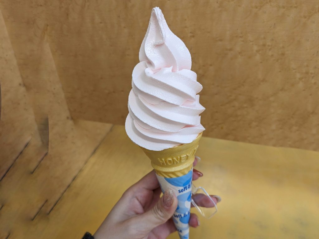 高坂SAの売店では「いちごソフトクリーム」500円(税込み)が食べられる。あっさりしたバニラに、ほんのりいちごが感じられるソフトクリーム