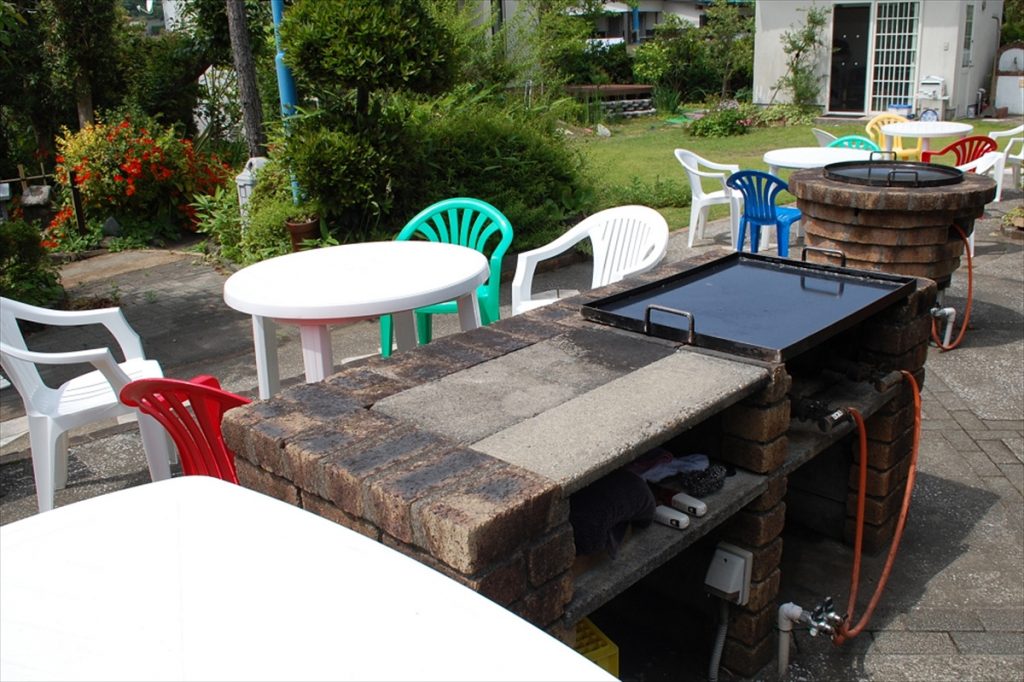 屋外にはBBQスペースを完備。食材は「川きん」が用意してくれるので、手ぶらでBBQを楽しめる