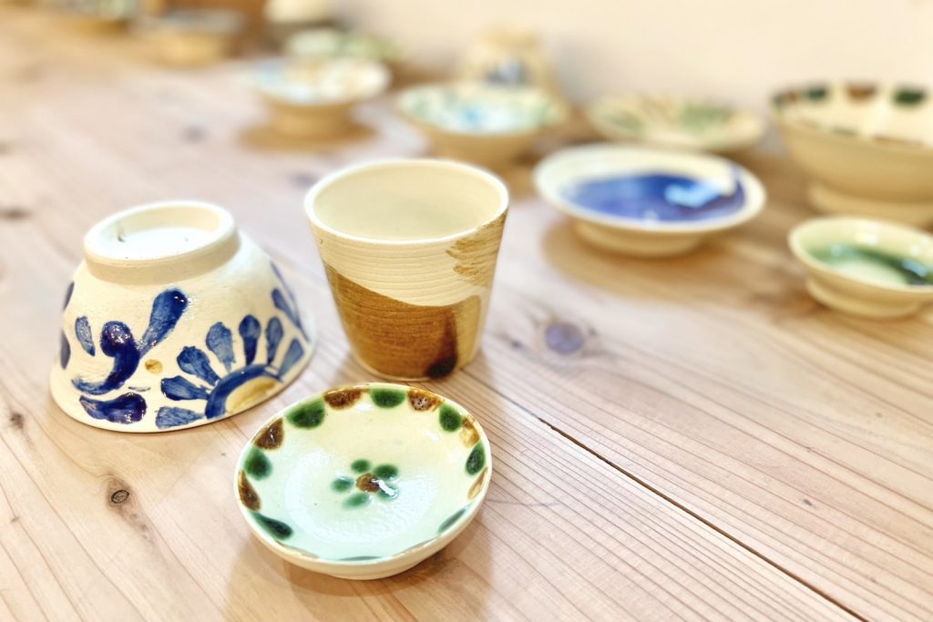 器の色は、やちむんの特徴でもある瑠璃(紺)、織部(緑)、飴色(茶)から選べる