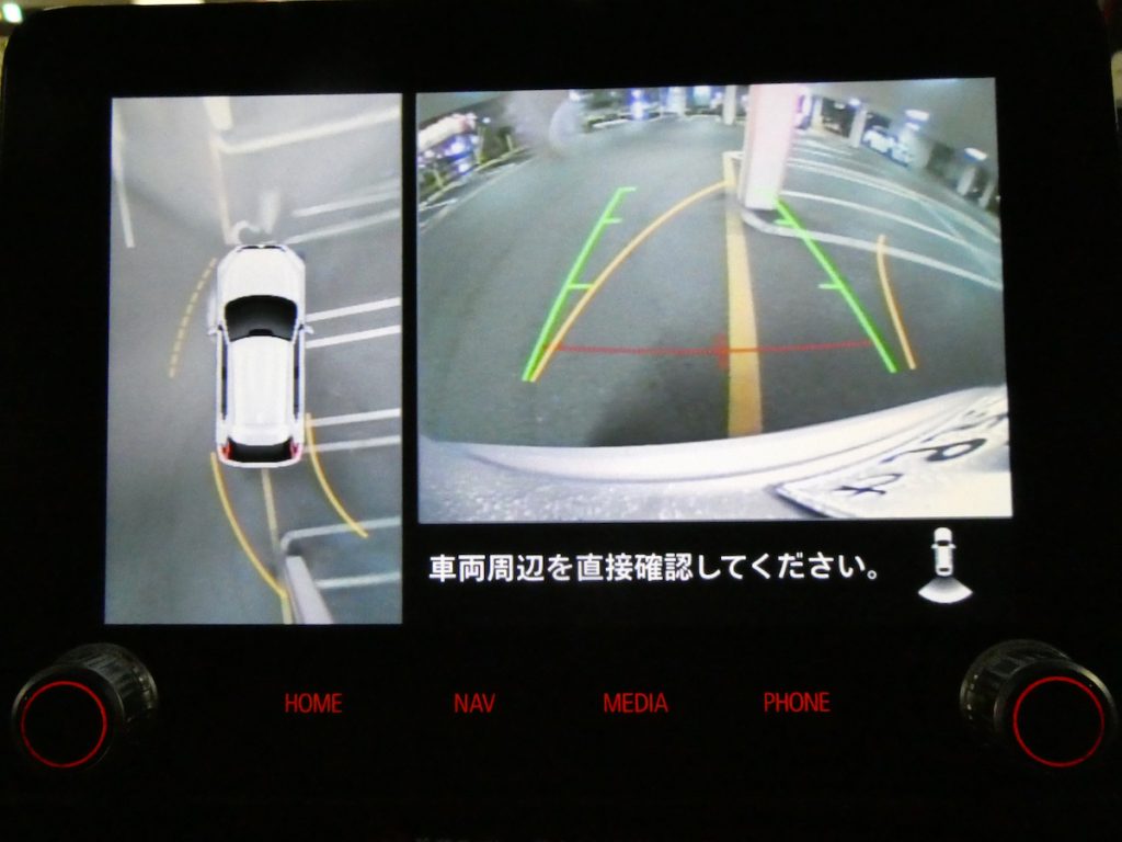 後退時にはマルチアラウンドカメラの映像がモニターに映し出される