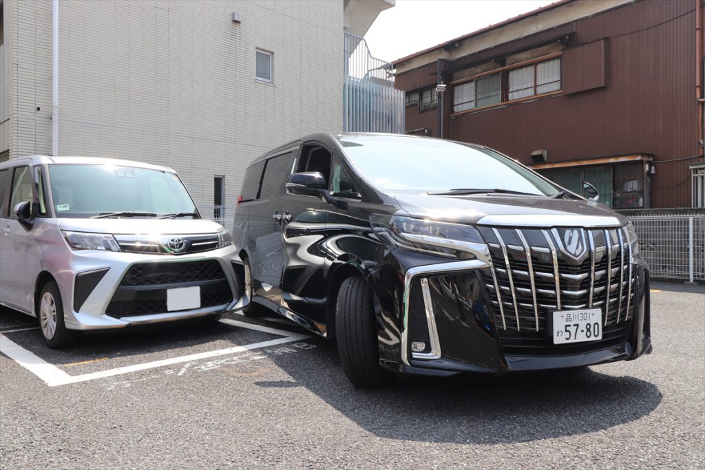 ハンドルを早く切りすぎると内輪差で隣の車への接触や「巻き込み事故」が起こる