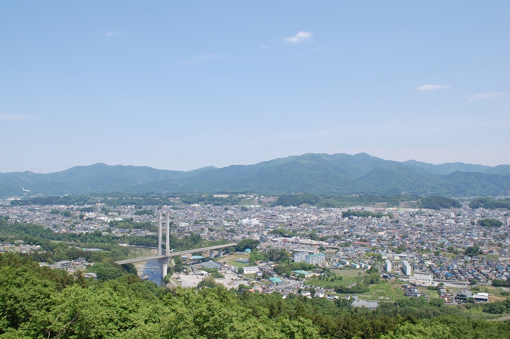 東方向、ハープ橋こと「秩父公園橋」を望んだ光景