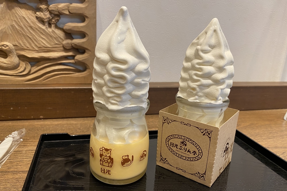 「ハーフぷりんソフト」489円（税込み）。そそり立つソフトクリームは写真映えも充分！