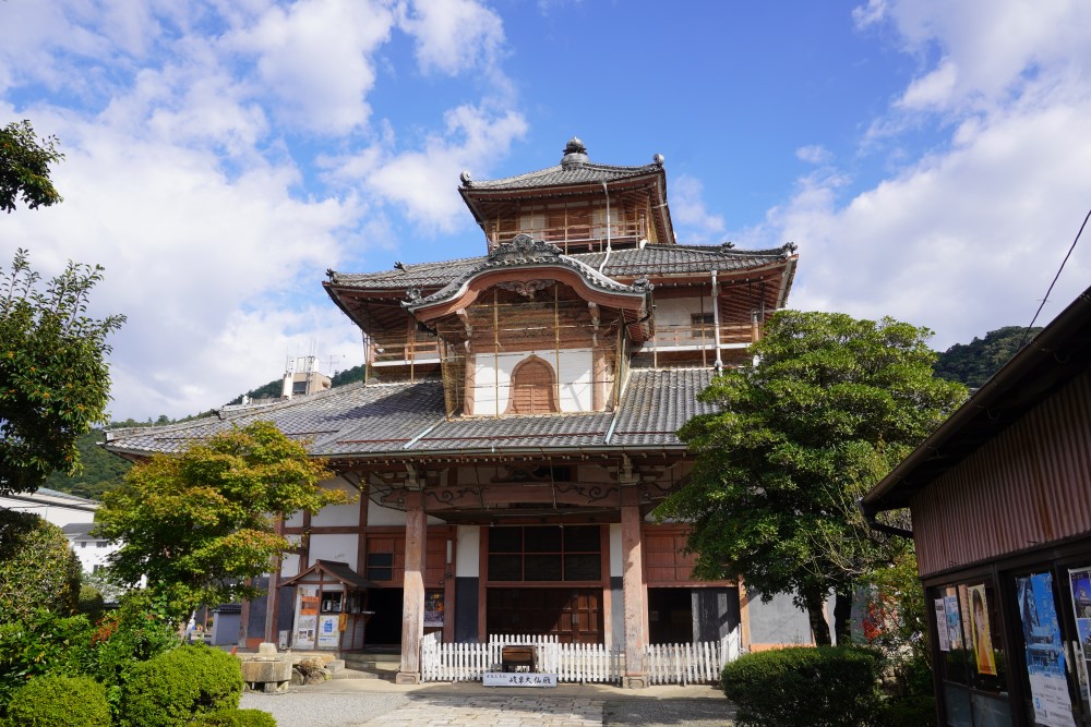 正法寺の外観、大仏殿に入る際に拝観料を支払う。（大人200円、子ども100円）
