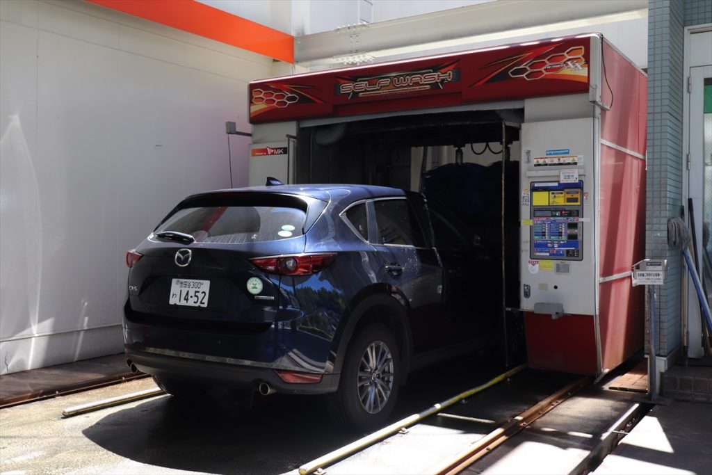 洗車機の右に操作パネルがあり、降りて操作する