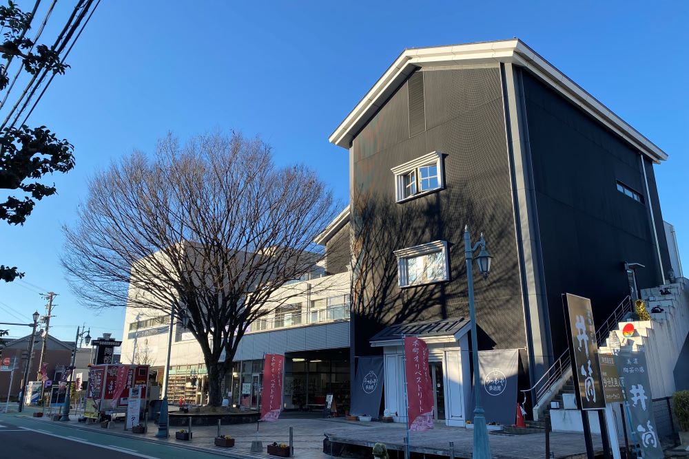 蔵をイメージした外観の「陶都創造館」は敷地内に駐車場あり