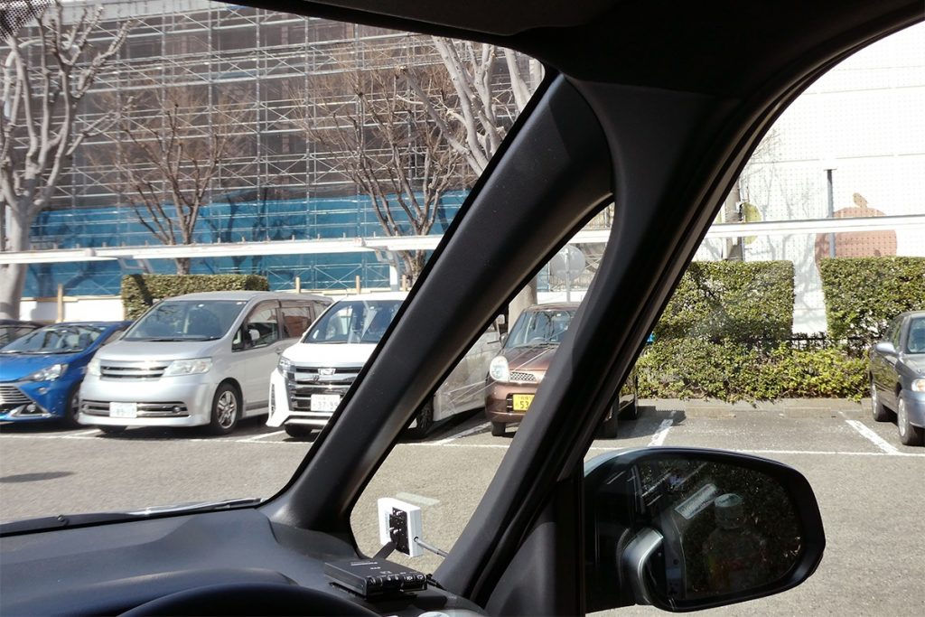 死角を減らすよう形状が工夫された細いAピラー（柱）