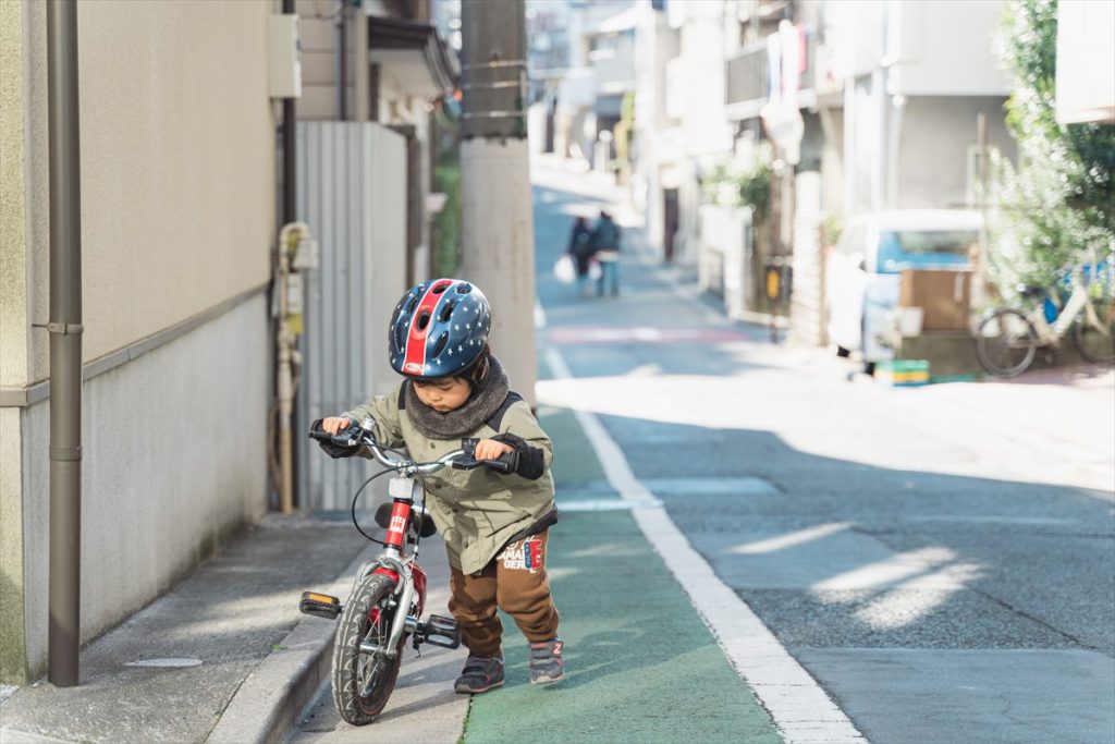 歩行者、特に子どもは予測のつかない動きをするのでよく注意する