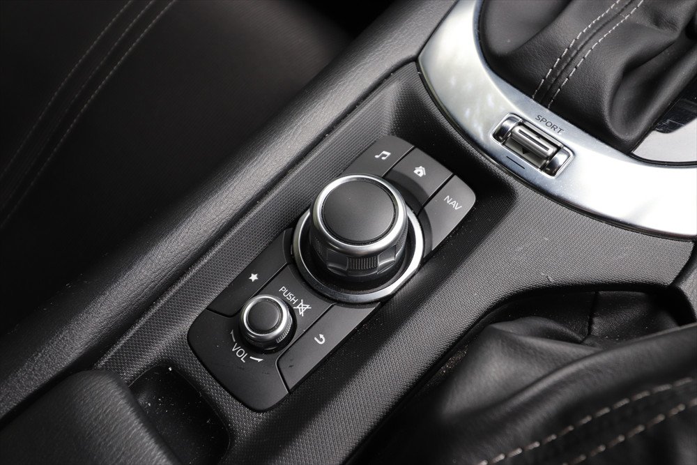 センターコンソール上にある「コマンダースイッチ」。ダイヤルを押す・回す・前後左右に動かして操作する