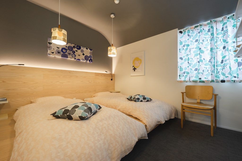 写真は北欧風のお部屋「カウニステコラボルーム」。ダブル、ツイン、ひろびろダブルの3種類用意。一人旅行や出張に使う方もいるんだとか