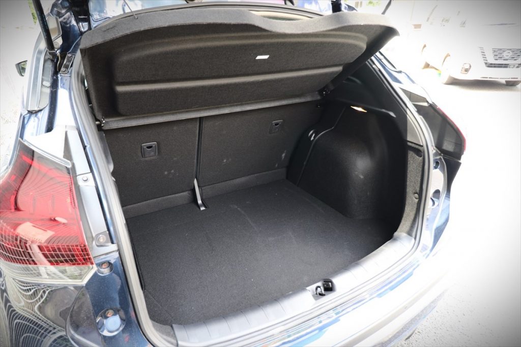 トノカバーが付いていて、荷室のプライバシーを守ってくれる