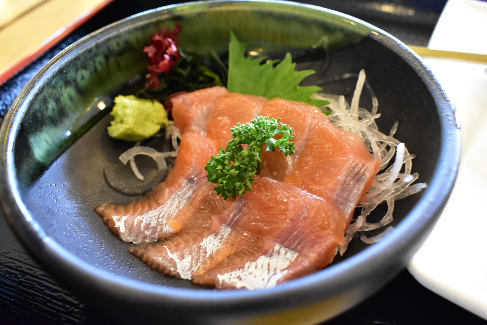 つややかな紅色のチップの刺身